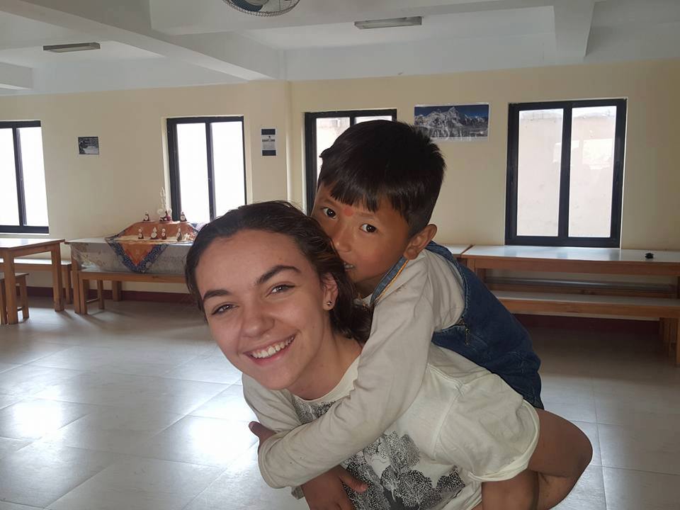 Elise lors de son voyage au Népal